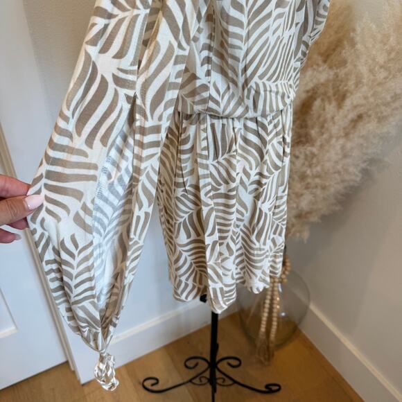 Tart Long Split Sleeve Neutral Leaf Pattern V-Neck Romper Small - Picture 6 of 10